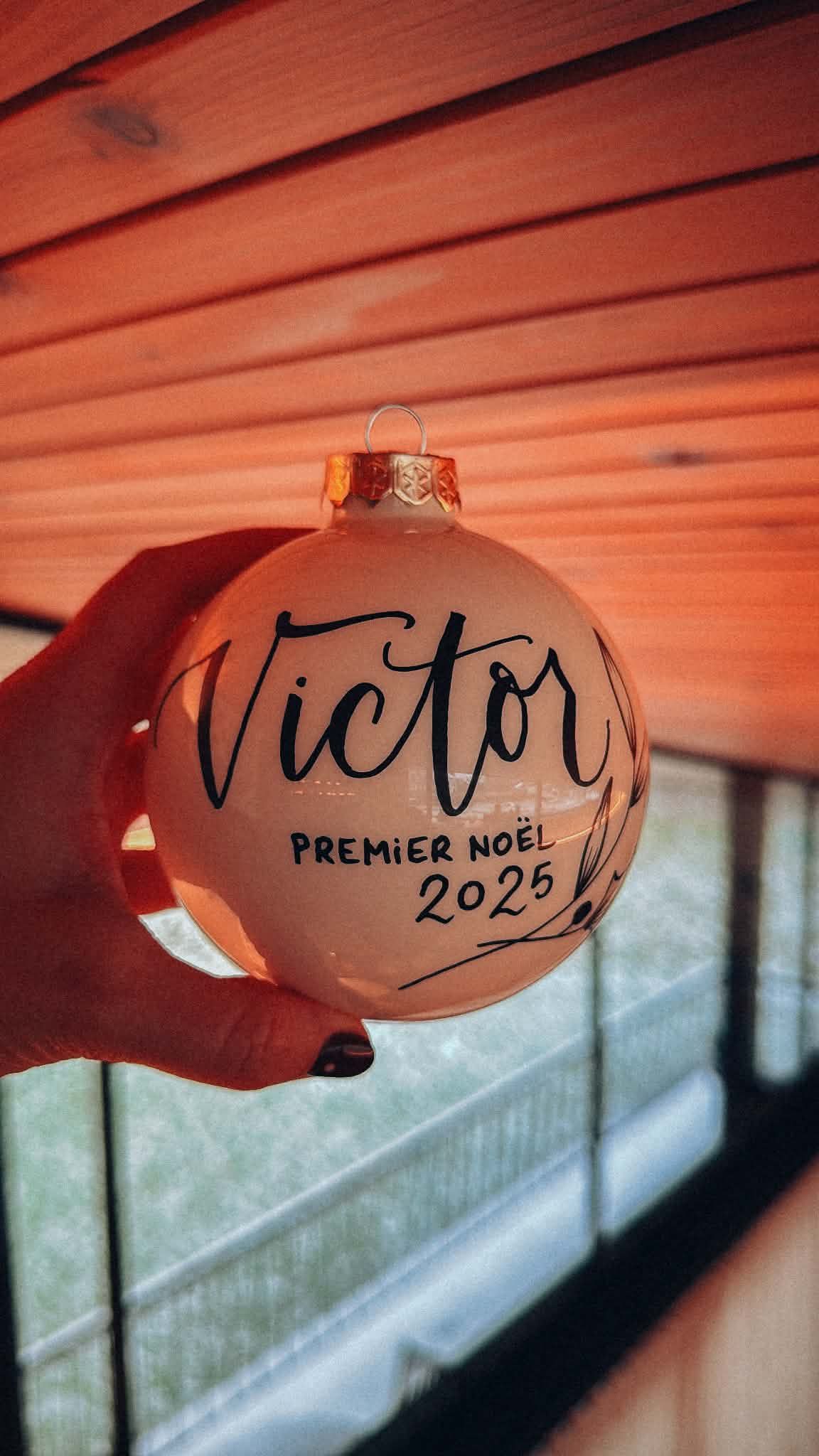 Boule brillante au décor floral, prénom Victor