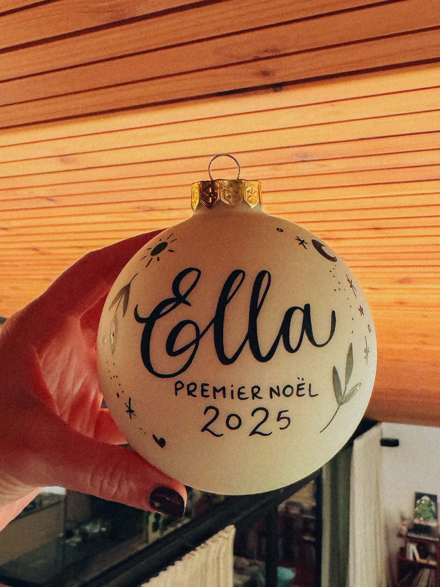 Boule mat au décor astral, prénom Ella