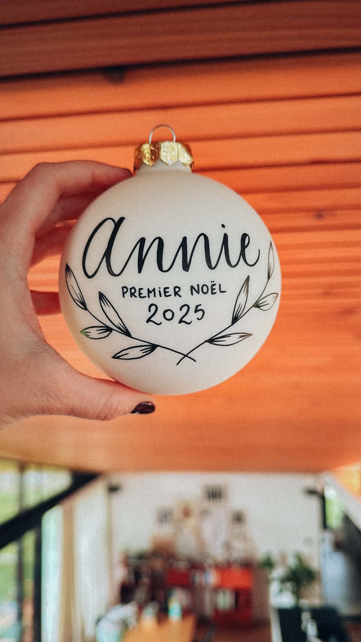 Boule mat au décor floral, prénom Annie