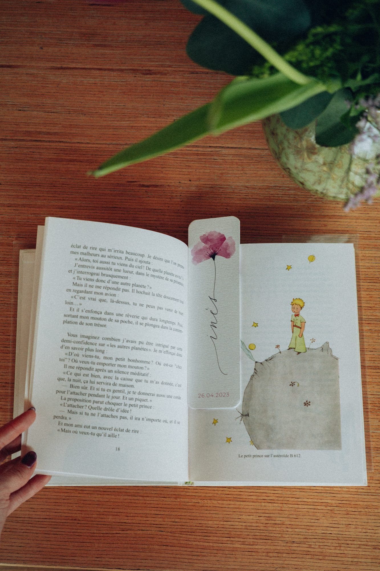 Marque-page faire-part de naissance d'Iris, glissé dans un livre du Petit Prince