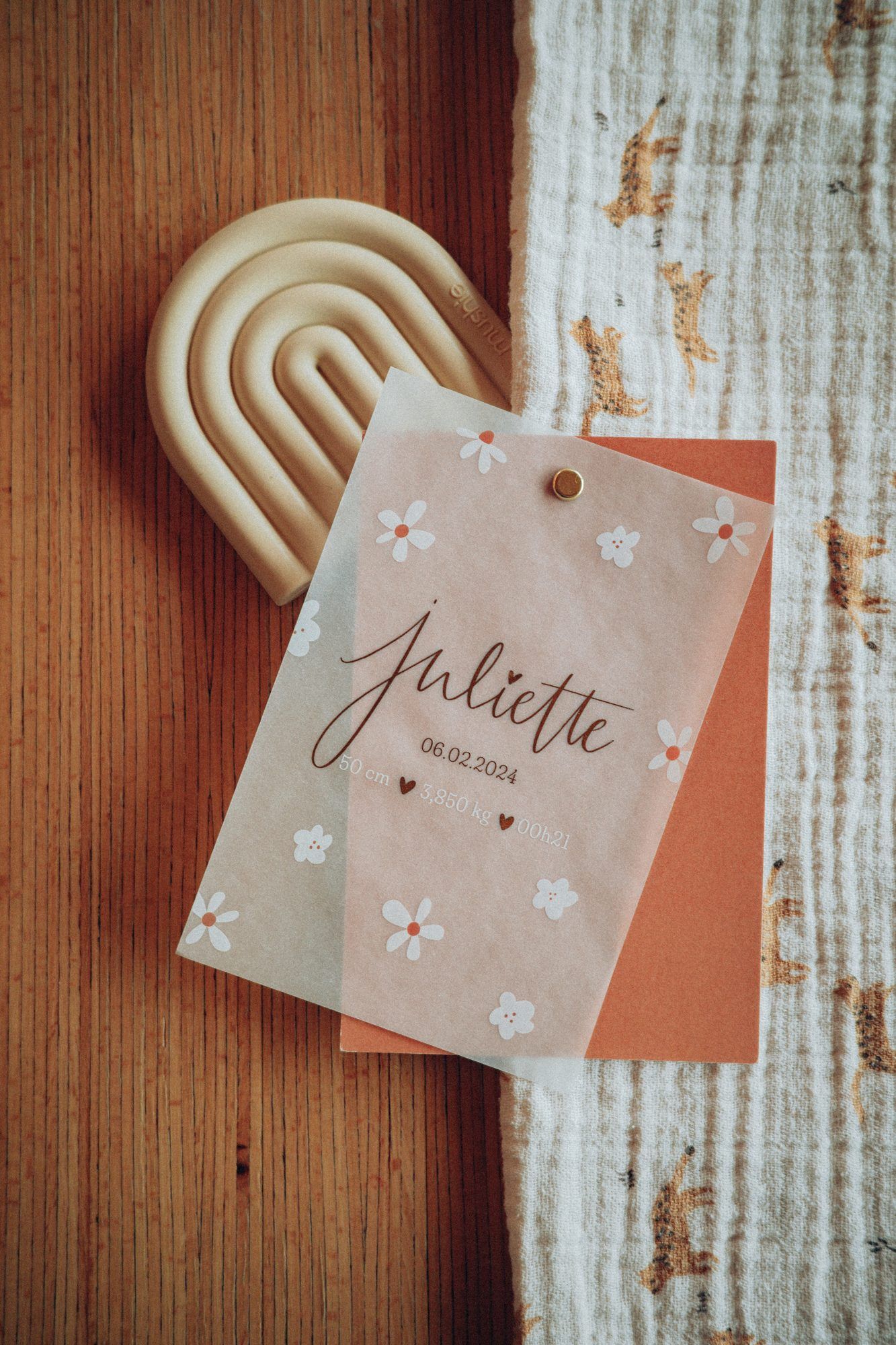 Faire-part de naissance de Juliette, papier calque à fleurs blanches sur cartes orange